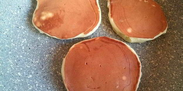 панкейки-башенки с авокадо на простокваше