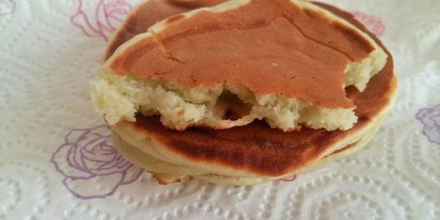 панкейки-башенки с авокадо на простокваше