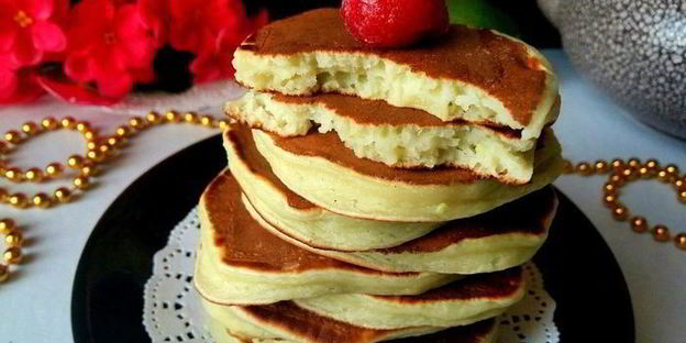 панкейки-башенки с авокадо на простокваше