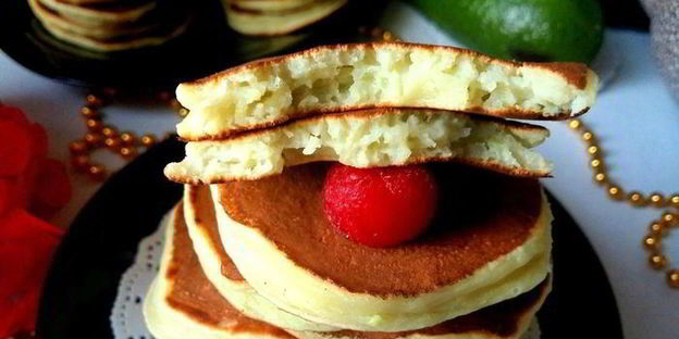 панкейки-башенки с авокадо на простокваше