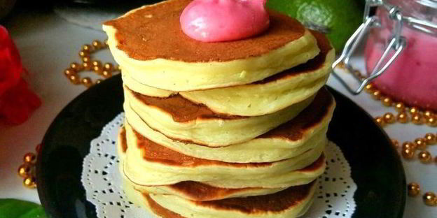 панкейки-башенки с авокадо на простокваше