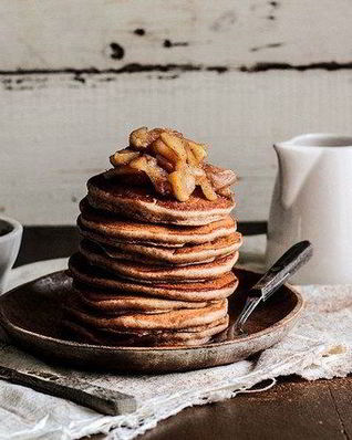 Панкейки под яблочным соусом