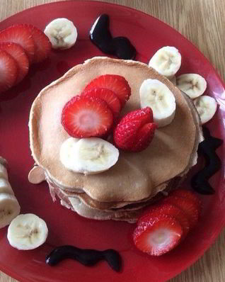 Панкейки с корицей, фруктами и сиропом