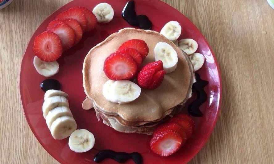 Рецепт панкейков с корицей, фруктами и сиропом