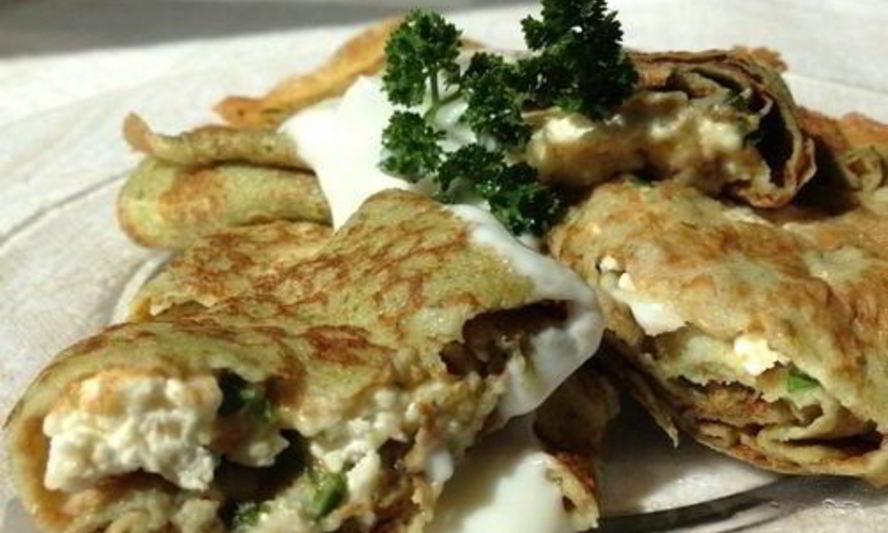 Рецепт ржаных блинчиков на сыворотке со щавелем и петрушкой