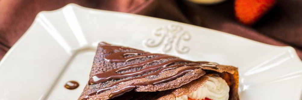 Шоколадные блинчики с бананом, клубникой и сливками