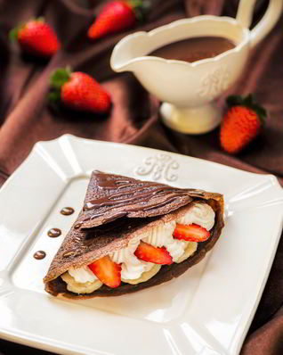 Шоколадные блинчики с бананом, клубникой и сливками