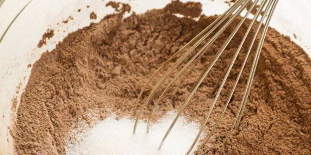 шоколадные блинчики с бананом, клубникой и сливками