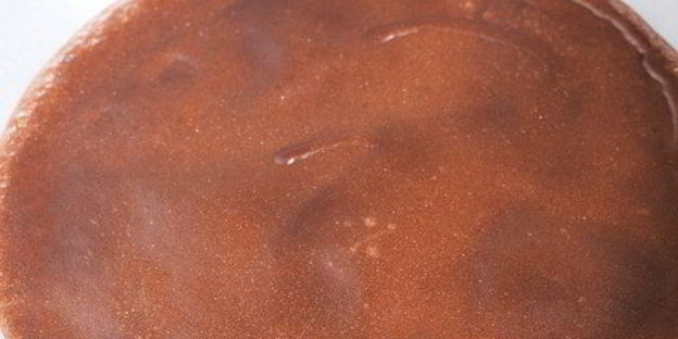 шоколадные блинчики с бананом, клубникой и сливками