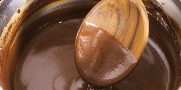 шоколадные блинчики с бананом, клубникой и сливками