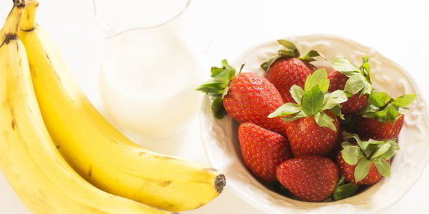 шоколадные блинчики с бананом, клубникой и сливками