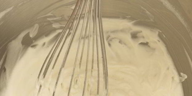 шоколадные блинчики с бананом, клубникой и сливками