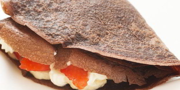 шоколадные блинчики с бананом, клубникой и сливками