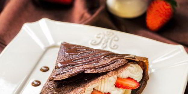 шоколадные блинчики с бананом, клубникой и сливками