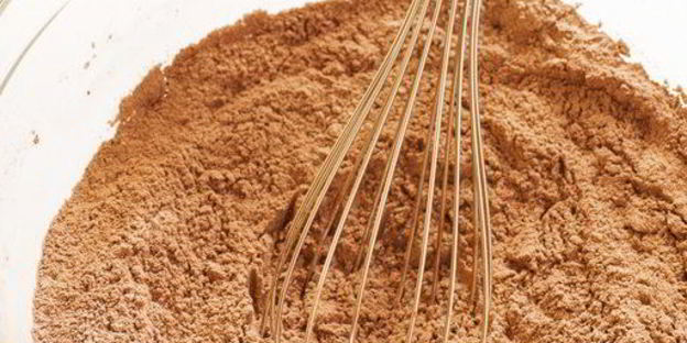 шоколадные блинчики с бананом, клубникой и сливками