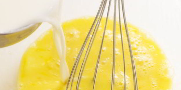 шоколадные блинчики с бананом, клубникой и сливками