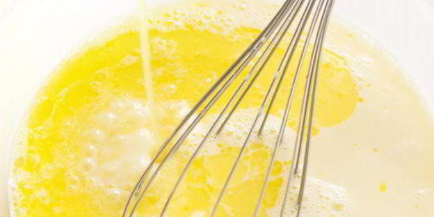 шоколадные блинчики с бананом, клубникой и сливками