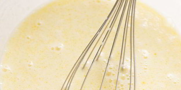 шоколадные блинчики с бананом, клубникой и сливками