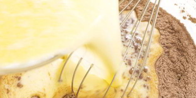 шоколадные блинчики с бананом, клубникой и сливками