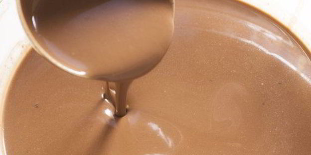 шоколадные блинчики с бананом, клубникой и сливками