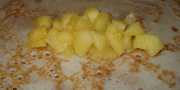 заварные блины на молоке с начинкой из яблок