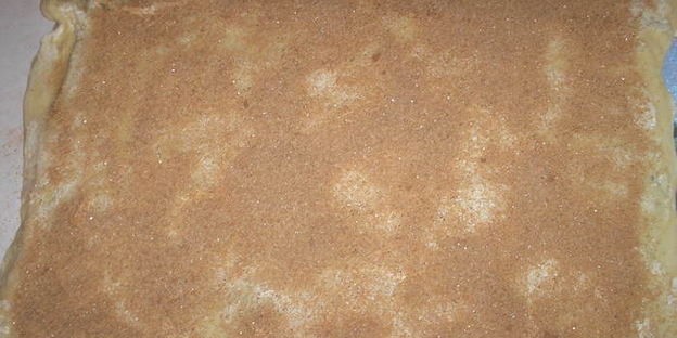 булочки cinnabon с корицей и сладкой глазурью