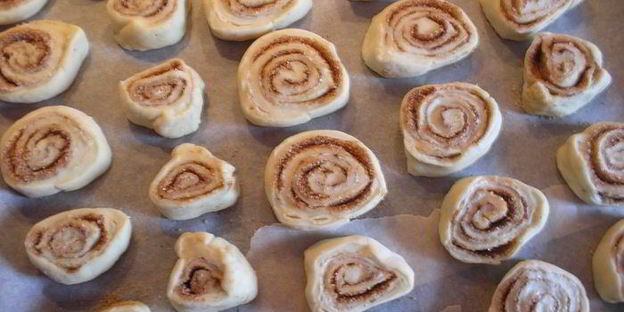 булочки cinnabon с корицей и сладкой глазурью