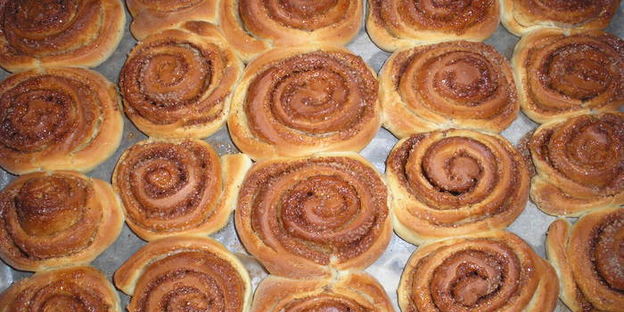 булочки cinnabon с корицей и сладкой глазурью