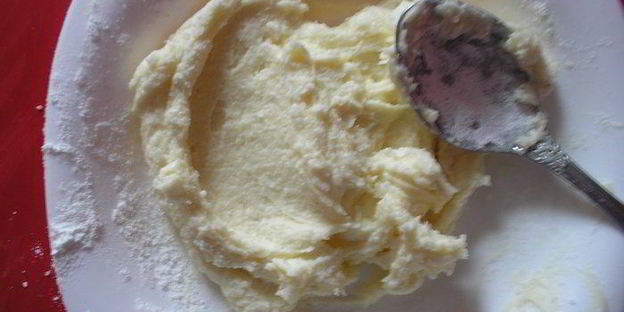 булочки cinnabon с корицей и сладкой глазурью