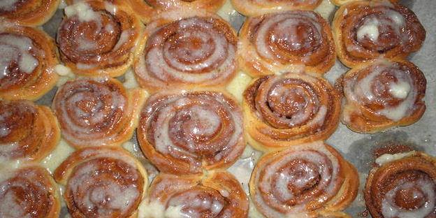 булочки cinnabon с корицей и сладкой глазурью