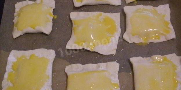 булочки из слоеного дрожжевого теста с сахаром