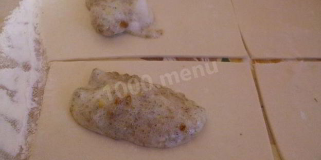 булочки из слоеного дрожжевого теста с сахаром