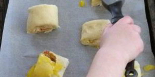 булочки-рулеты с сырной начинкой