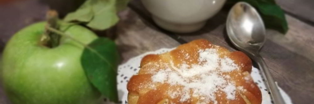 Булочки с глазированными яблоками