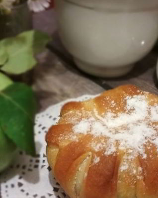 Булочки с глазированными яблоками