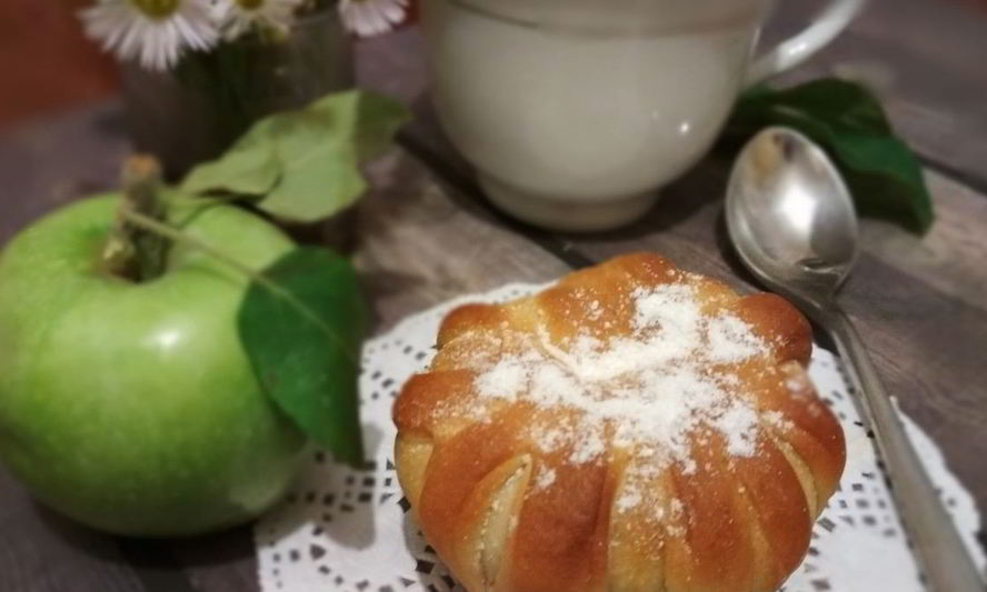Рецепт булочек с глазированными яблоками