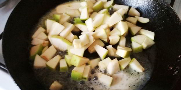 булочки с глазированными яблоками