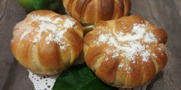 булочки с глазированными яблоками