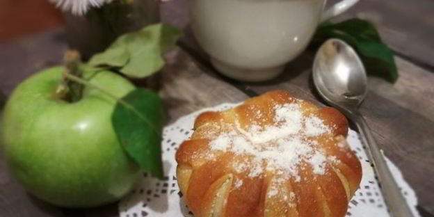 булочки с глазированными яблоками