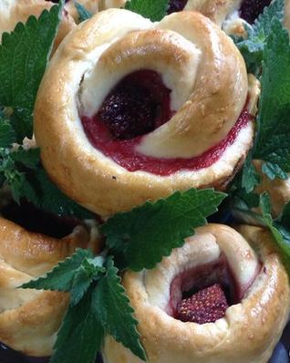 Булочки с клубникой и ревенем