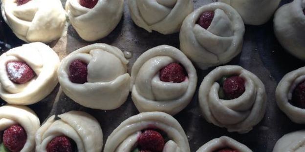 булочки с клубникой и ревенем