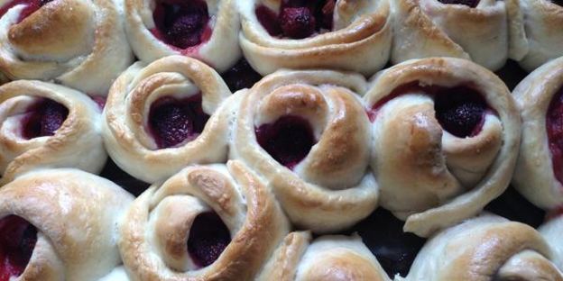 булочки с клубникой и ревенем