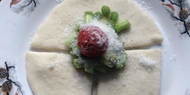 булочки с клубникой и ревенем