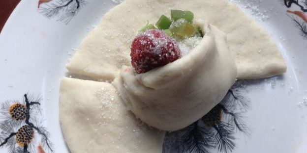 булочки с клубникой и ревенем