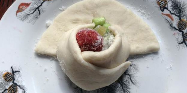 булочки с клубникой и ревенем