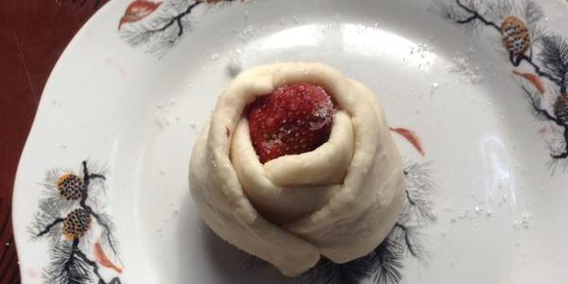 булочки с клубникой и ревенем