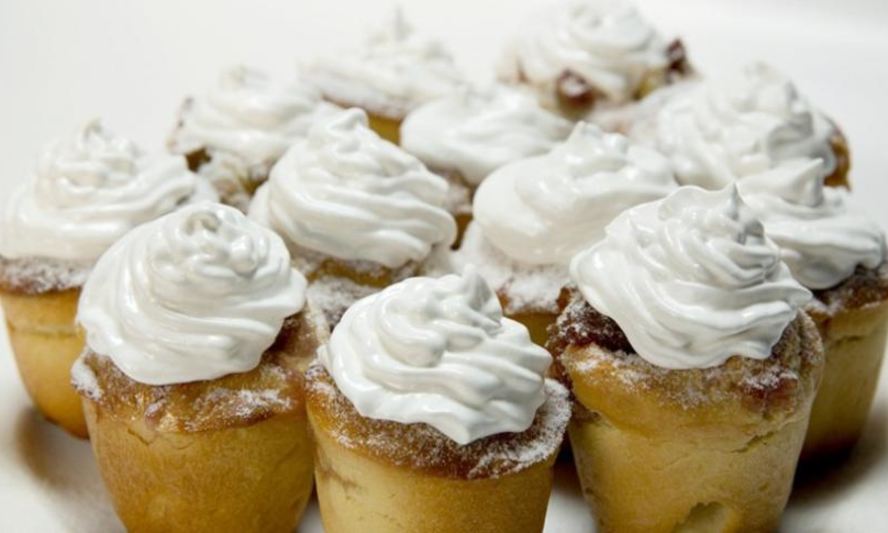 Рецепт булочек с ревенем и меренгой