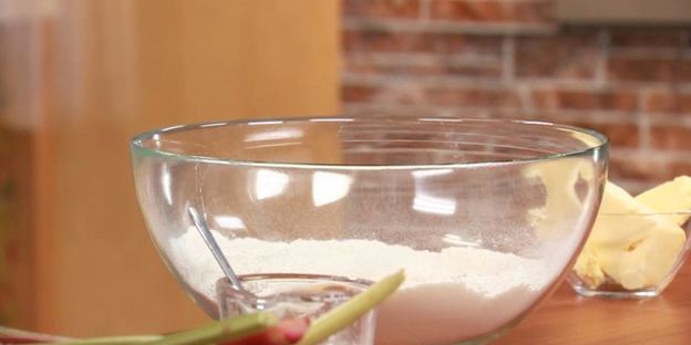 булочки с ревенем и меренгой