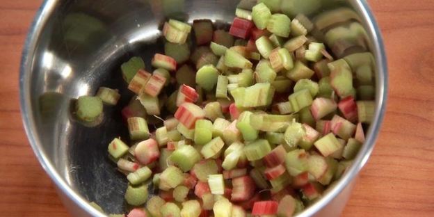 булочки с ревенем и меренгой