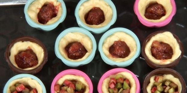 булочки с ревенем и меренгой